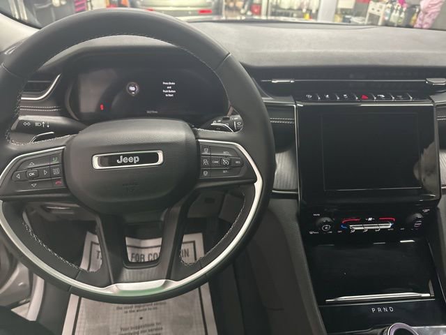 Used 2023 Jeep Grand Cherokee Laredo image 11