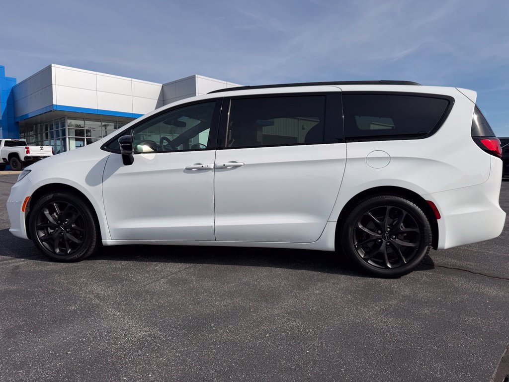 Used 2025 Chrysler Pacifica Limited FWD image 8