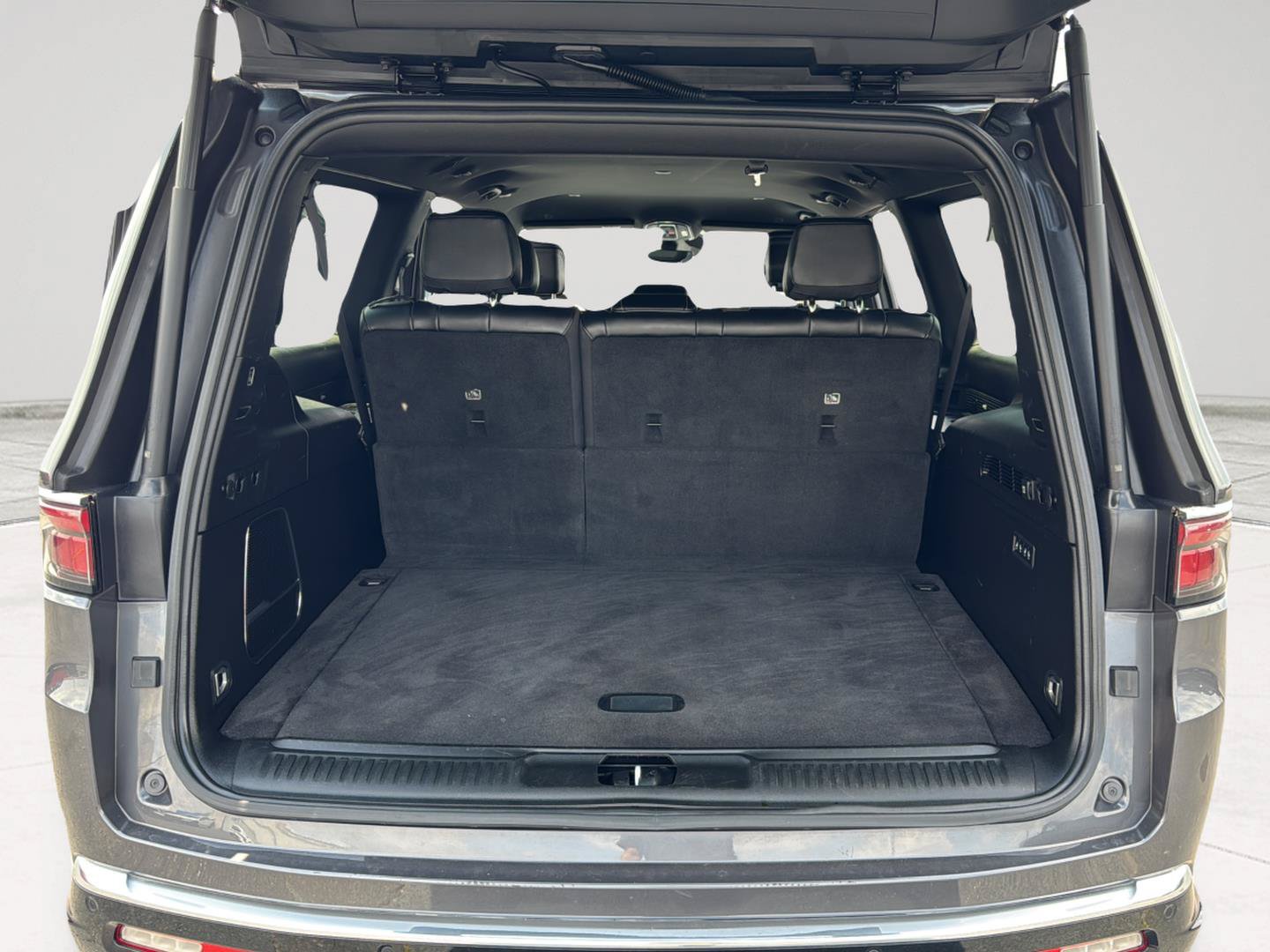 Certified 2024 Jeep Wagoneer L Series II w/ Flexible Seating Group AWD/4WD image 28