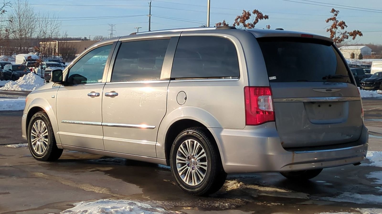 Used 2014 Chrysler Town & Country Touring-L image 3