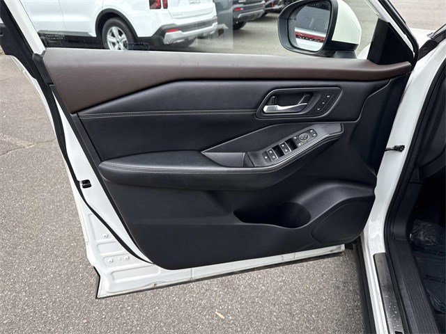 Used 2023 Nissan Rogue SL w/ SL Premium Package image 13