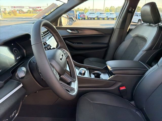 New 2025 Jeep Grand Cherokee Altitude image 8