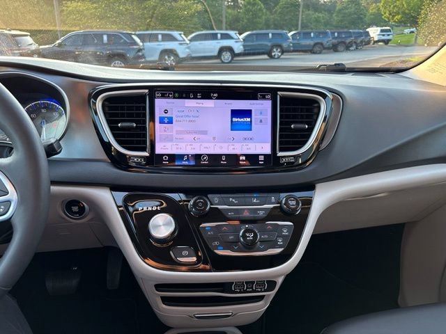 Used 2024 Chrysler Pacifica Touring-L FWD image 18