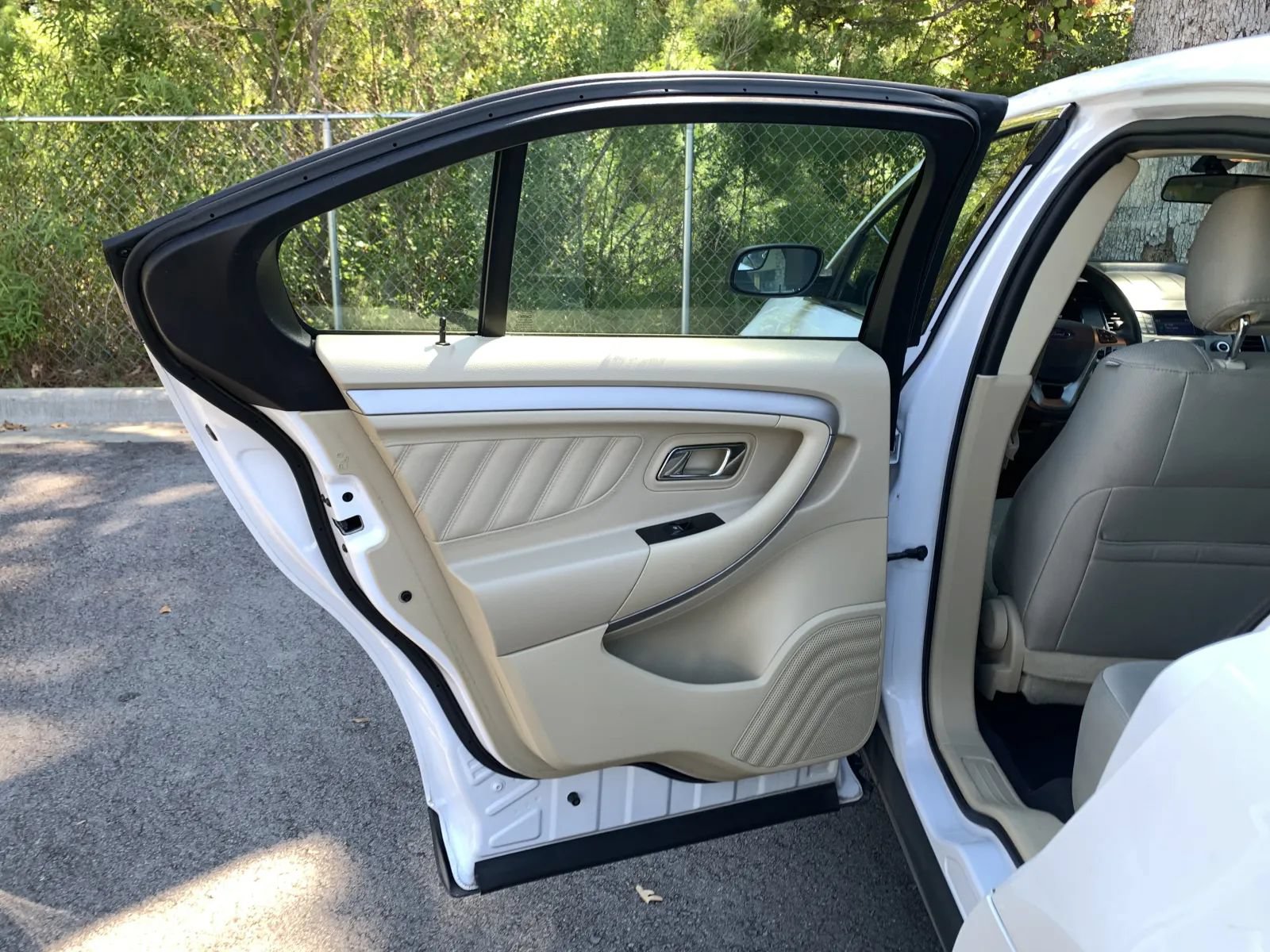 Used 2019 Ford Taurus SE FWD image 25