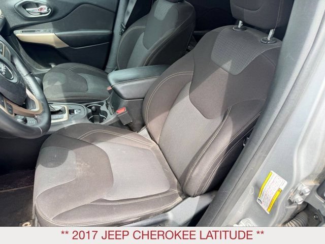 Used 2017 Jeep Cherokee Latitude AWD/4WD image 11