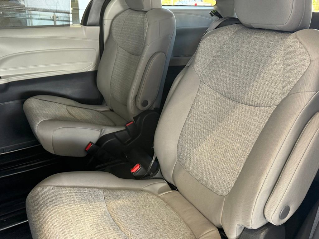 Used 2024 Toyota Sienna LE image 30