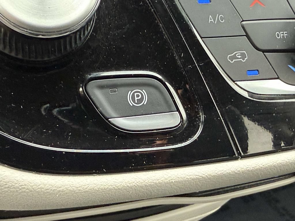 Used 2023 Chrysler Pacifica Touring-L FWD image 30