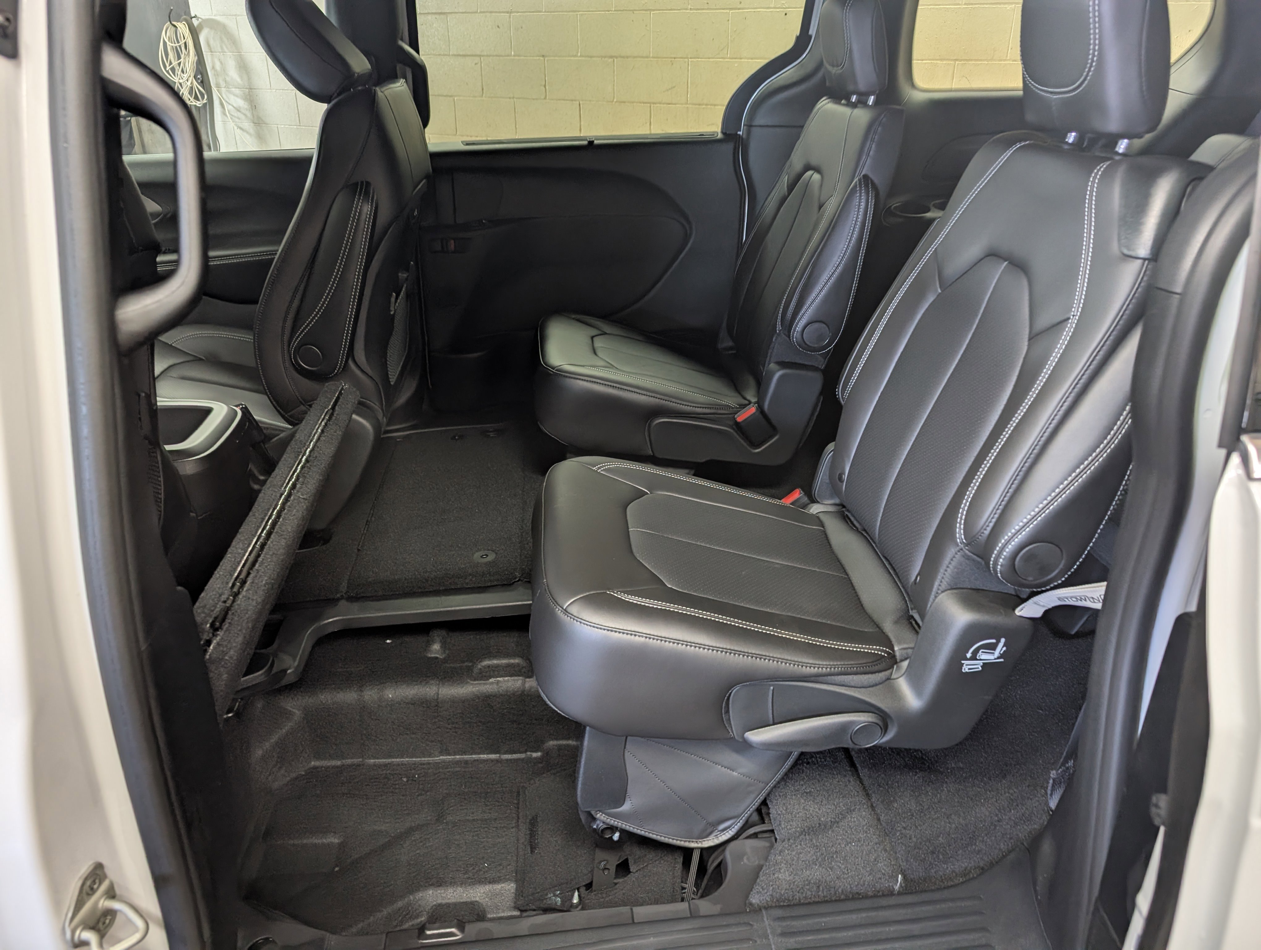 New 2026 Chrysler Pacifica Select image 9