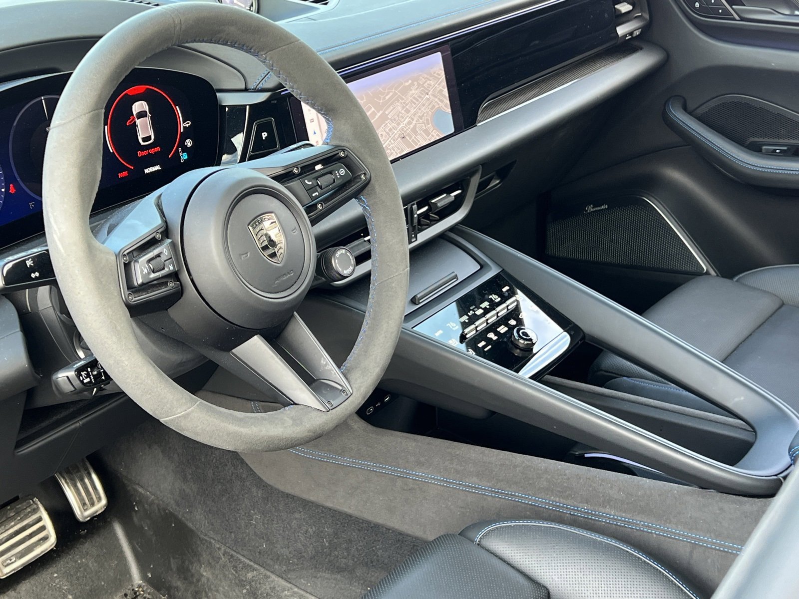 Certified 2025 Porsche Macan Turbo Electric image 4