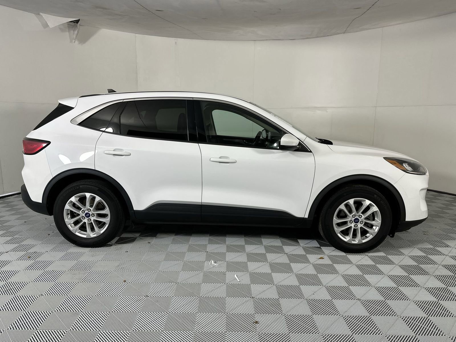 Used 2020 Ford Escape SE image 9