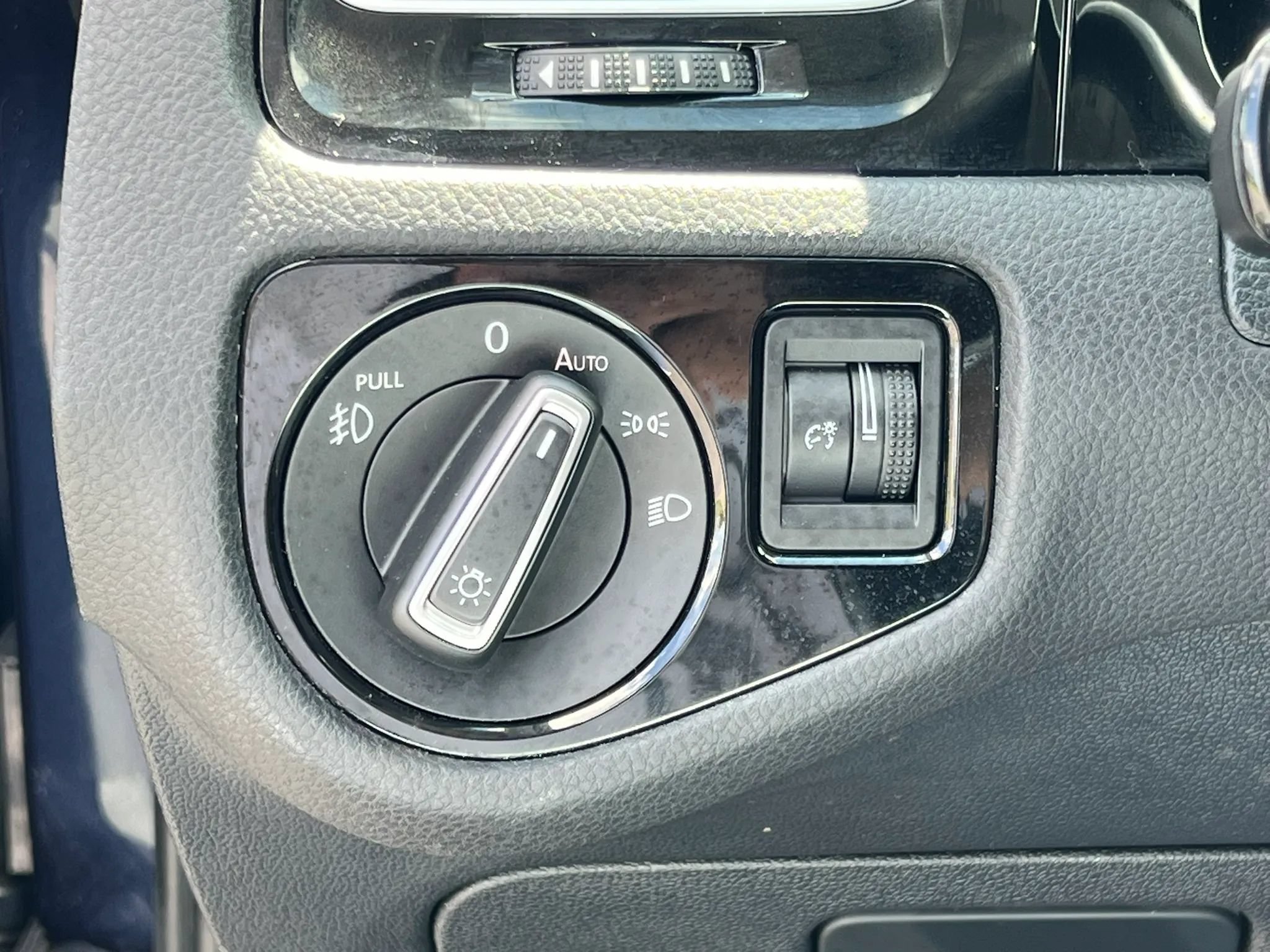 Used 2015 Volkswagen Golf 4-Door FWD image 34