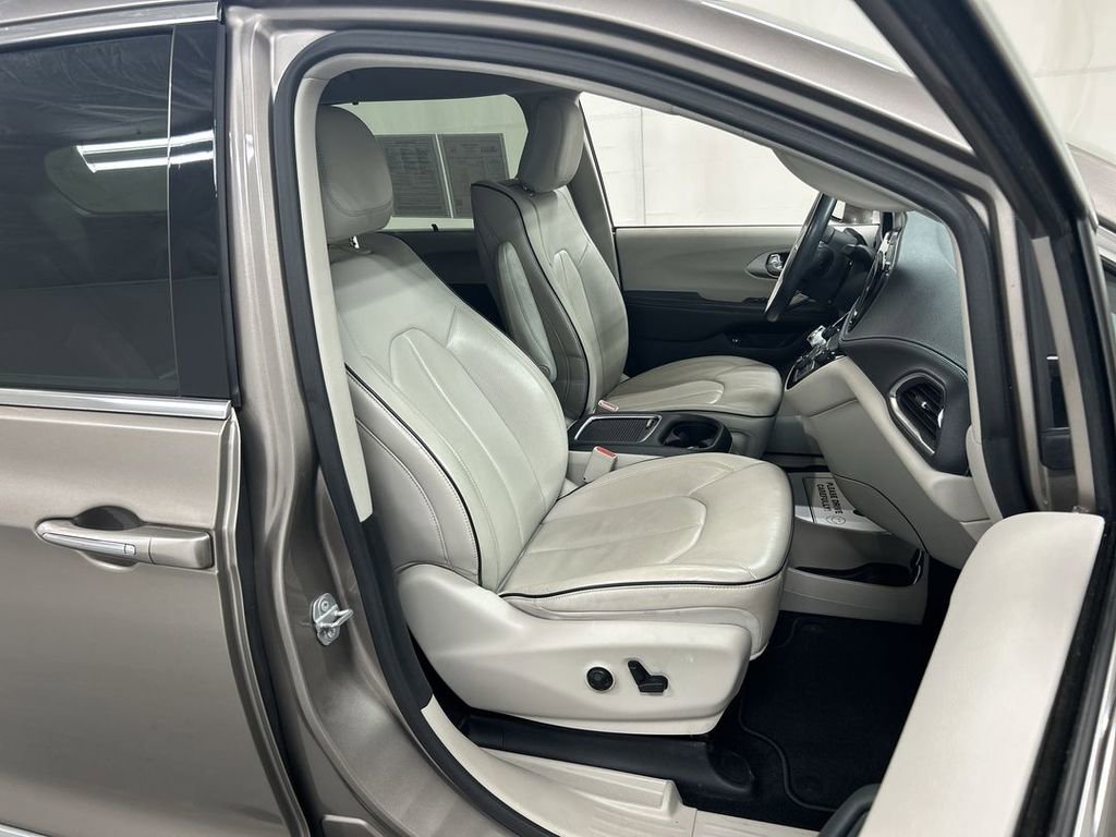 Used 2018 Chrysler Pacifica Limited FWD image 24