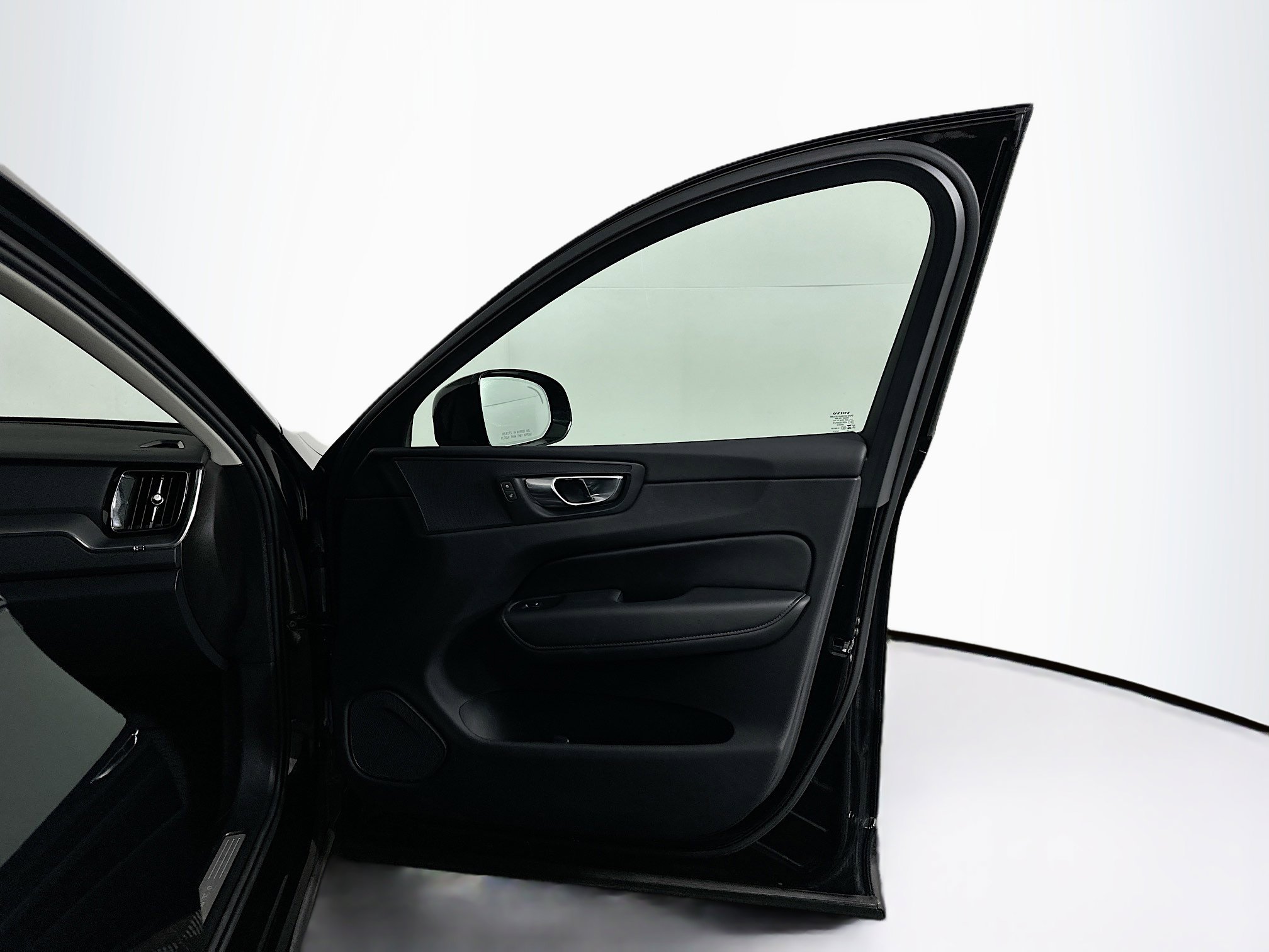 Used 2025 Volvo XC60 B5 Core image 33