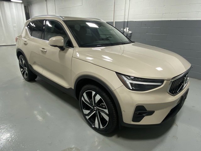 Certified 2025 Volvo XC40 B5 Ultra w/ Protection Package Premier image 4