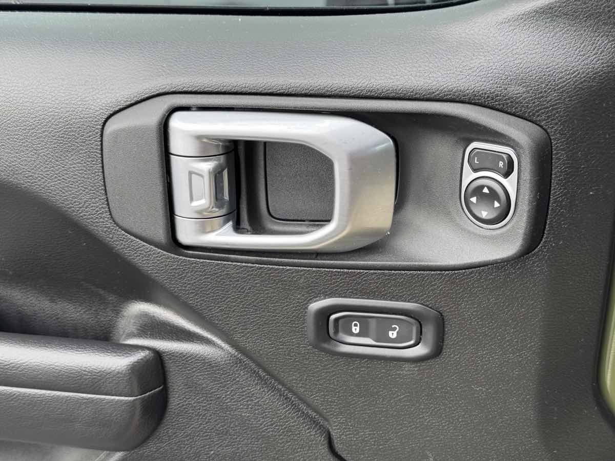 Used 2024 Jeep Wrangler Unlimited AWD/4WD image 33