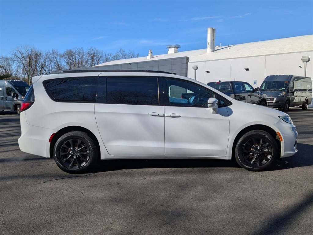 Used 2022 Chrysler Pacifica Touring-L w/ S Appearance Package image 2