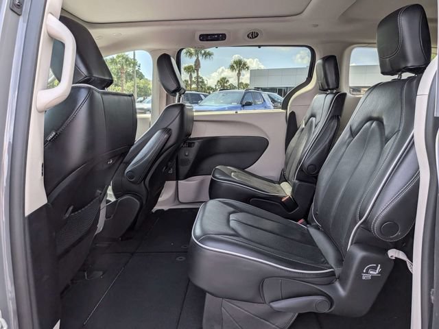 Used 2023 Chrysler Pacifica Limited FWD image 14