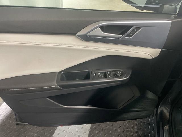 Certified 2025 Volkswagen Taos SE w/ Panoramic Sunroof Package image 13