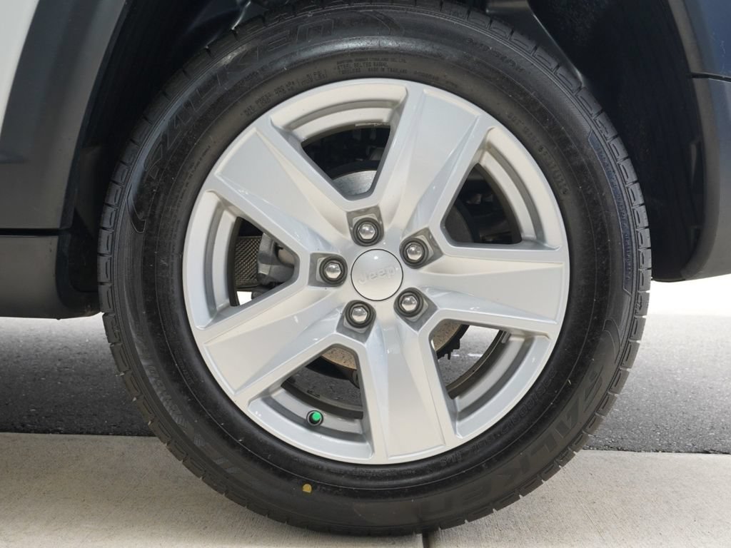 Used 2022 Jeep Compass Latitude w/ Sun and Sound Group AWD/4WD image 30