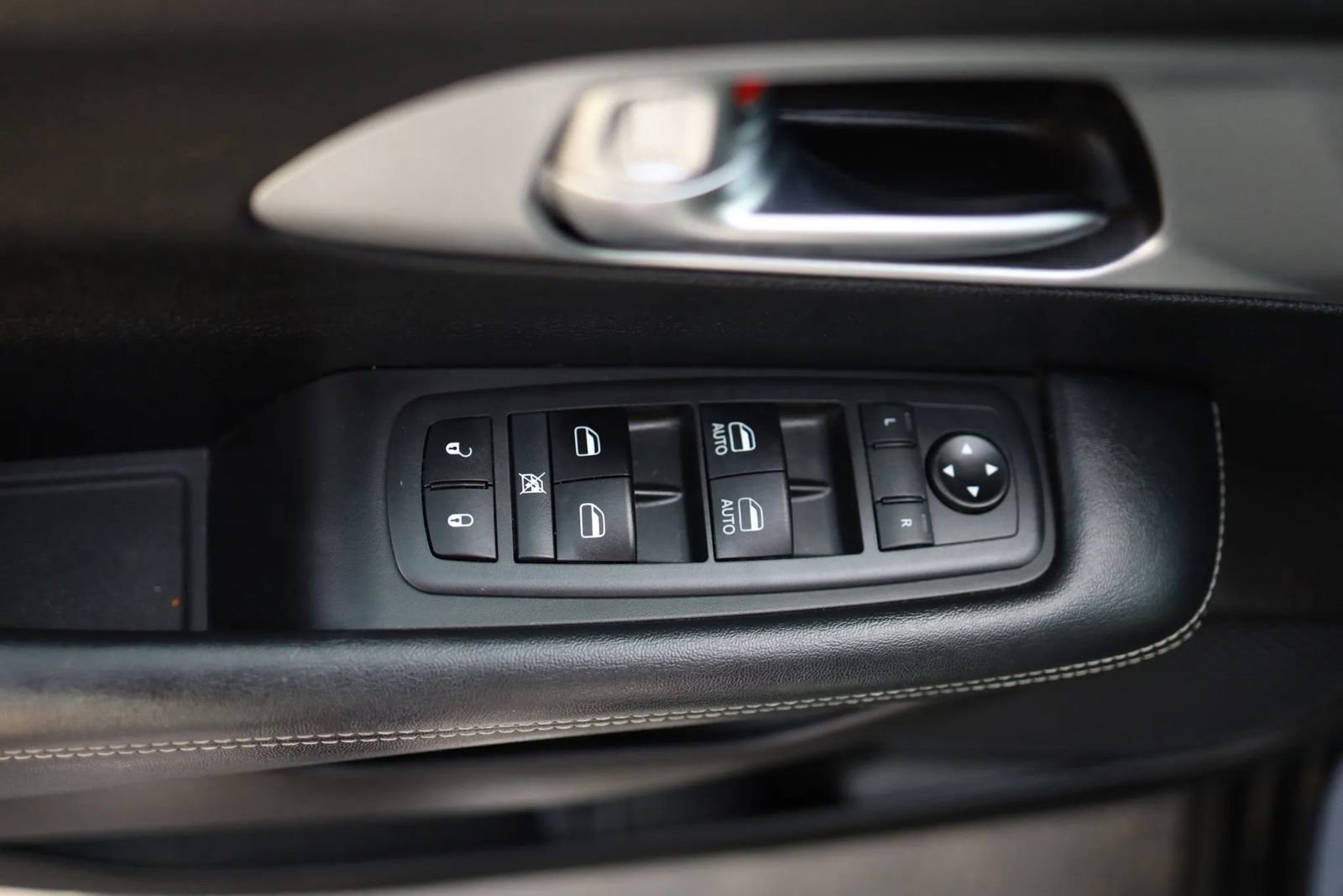 Used 2021 Chrysler Pacifica Touring w/ Uconnect Theater Family Group image 11