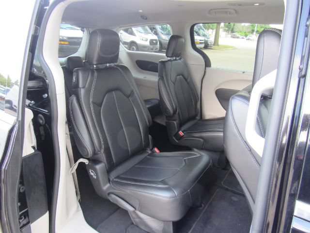 Used 2024 Chrysler Pacifica Touring-L FWD image 25