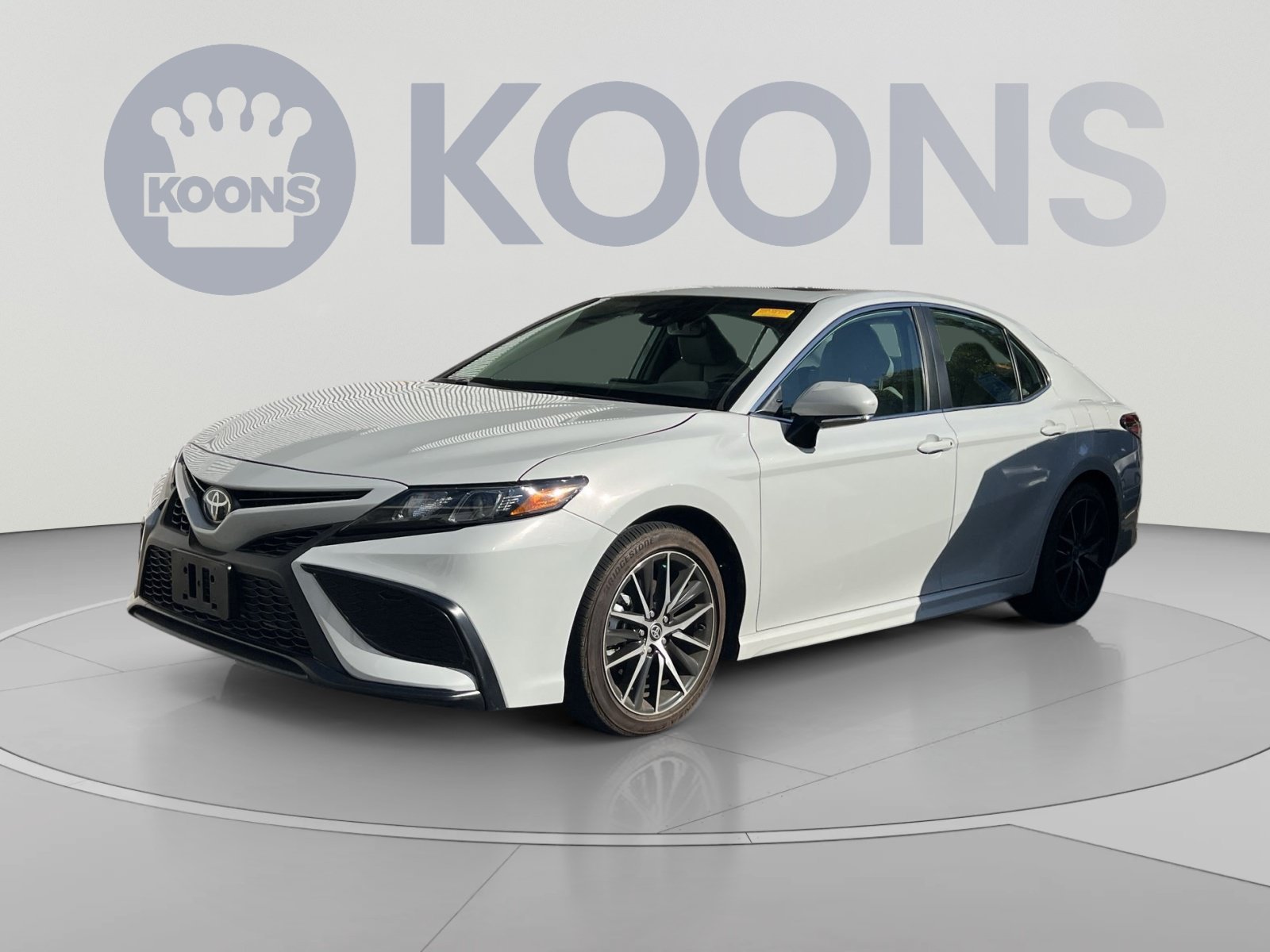 Used 2024 Toyota Camry SE w/ Cold Weather Package FWD image 1