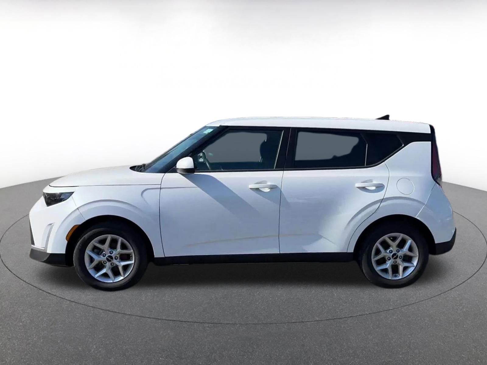 Used 2025 Kia Soul LX w/ LX Technology Package FWD image 9