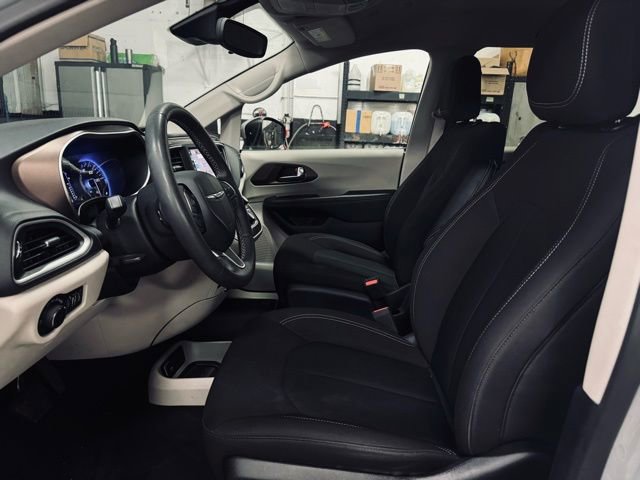 Used 2023 Chrysler Voyager LX image 17