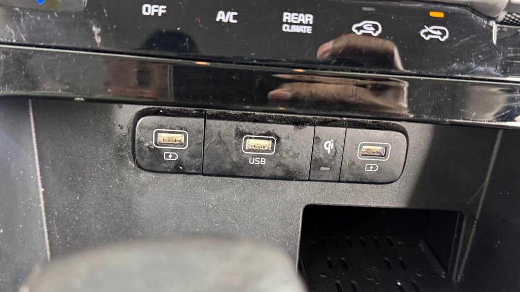 Used 2024 Kia Carnival EX FWD image 29