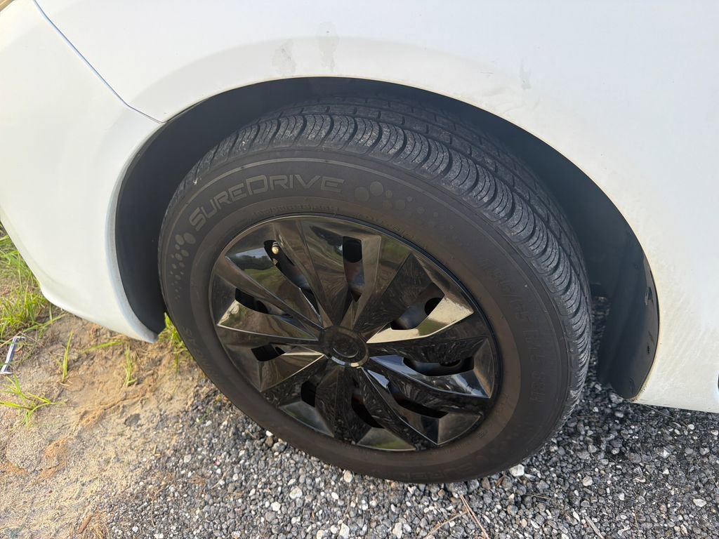 Used 2013 Nissan Versa SV FWD image 12