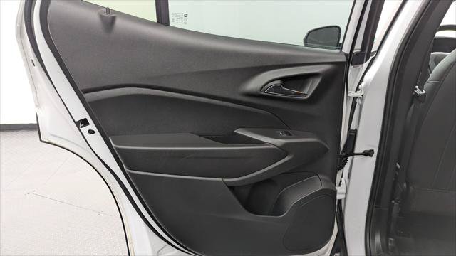 Used 2025 Chevrolet Trax LT w/ LT Convenience Package FWD image 14