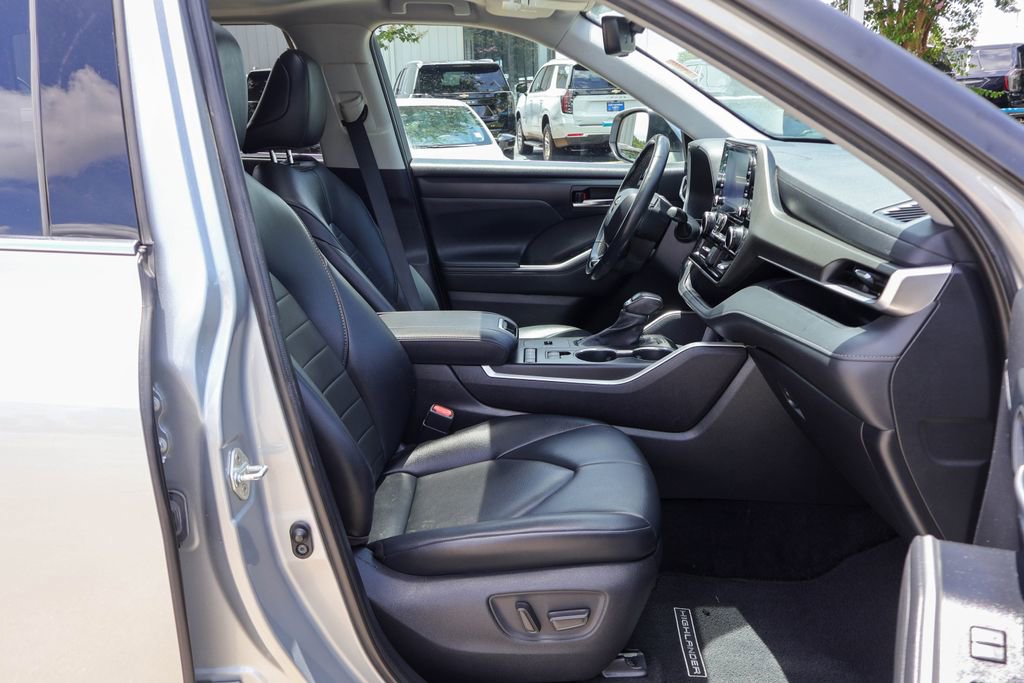 Used 2021 Toyota Highlander XLE FWD image 9