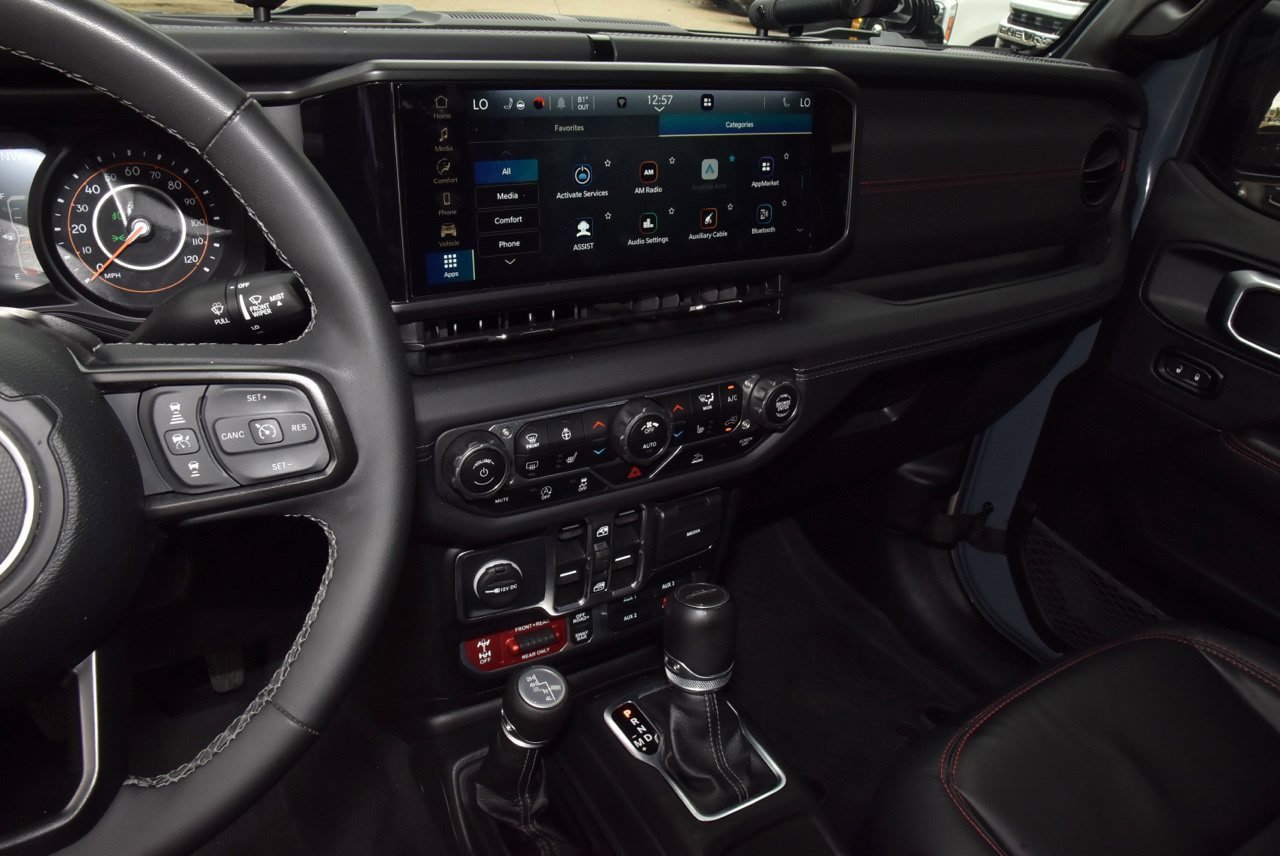 Used 2025 Jeep Gladiator Rubicon w/ Convenience Group AWD/4WD image 26