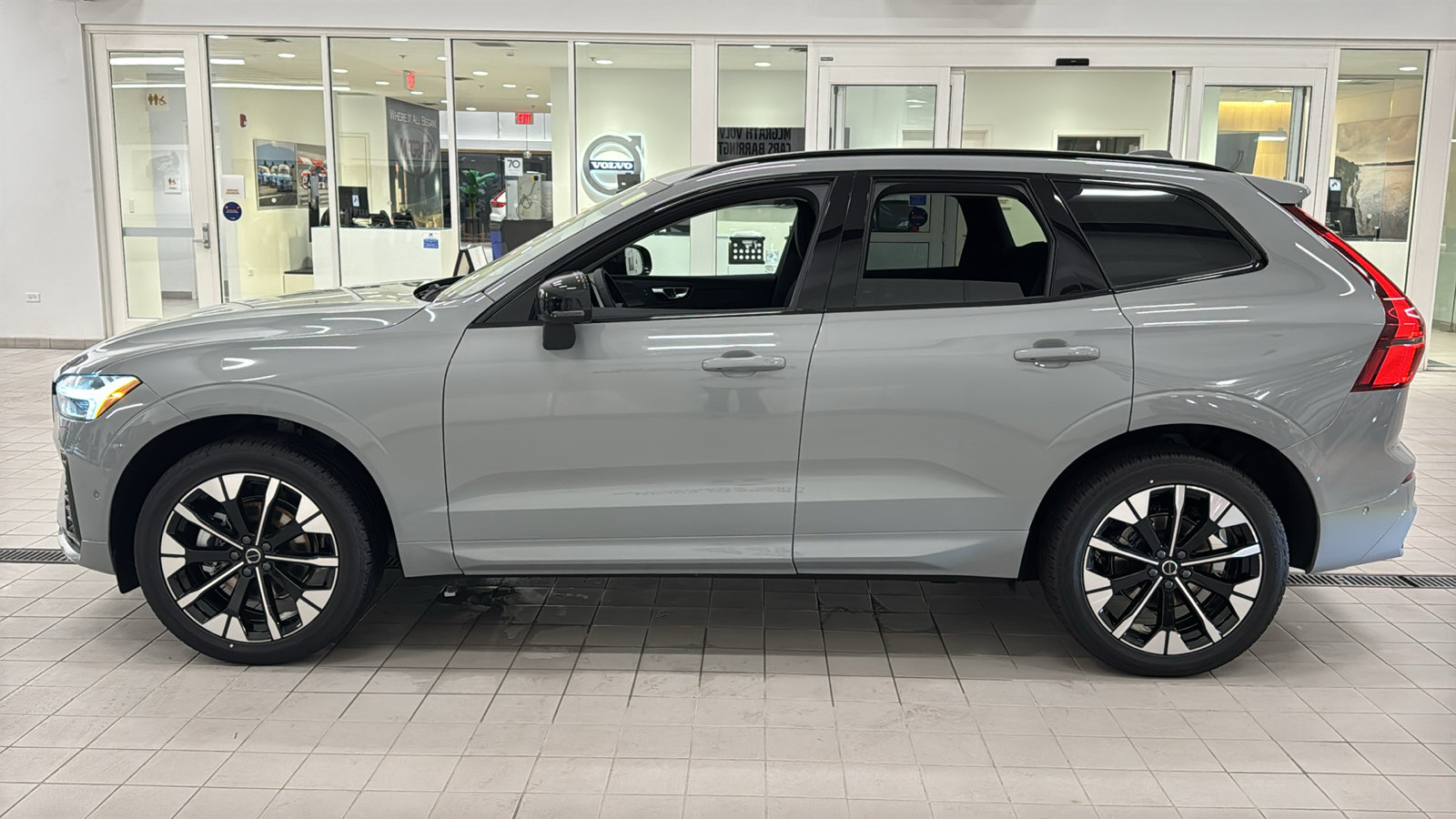 New 2027 Volvo XC60 B5 Plus AWD/4WD image 8