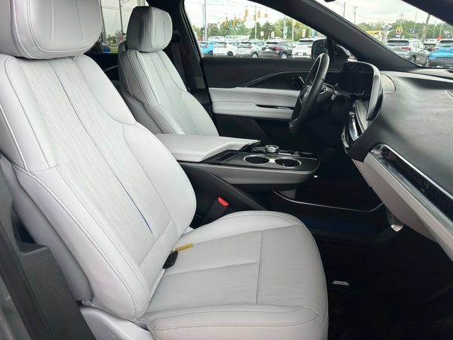 Used 2024 Cadillac Lyriq Luxury AWD/4WD image 15