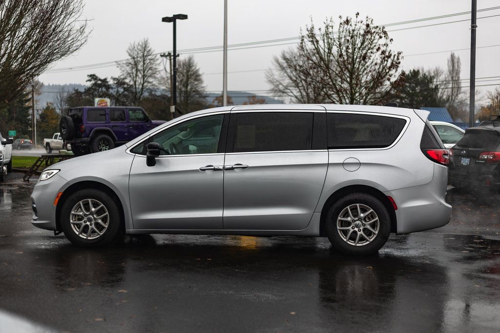 Used 2024 Chrysler Pacifica Touring-L image 12