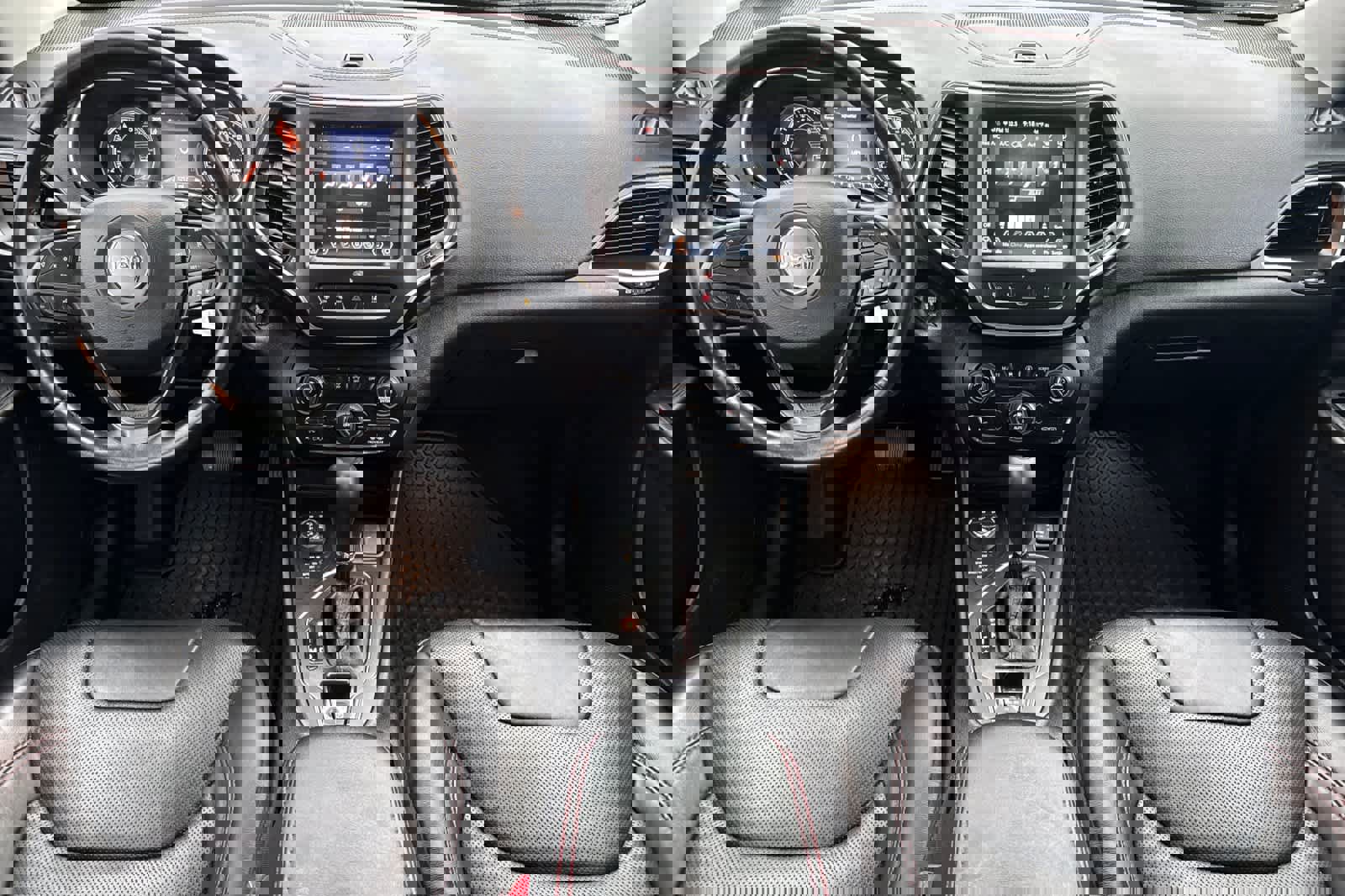 Used 2020 Jeep Cherokee Trailhawk image 3