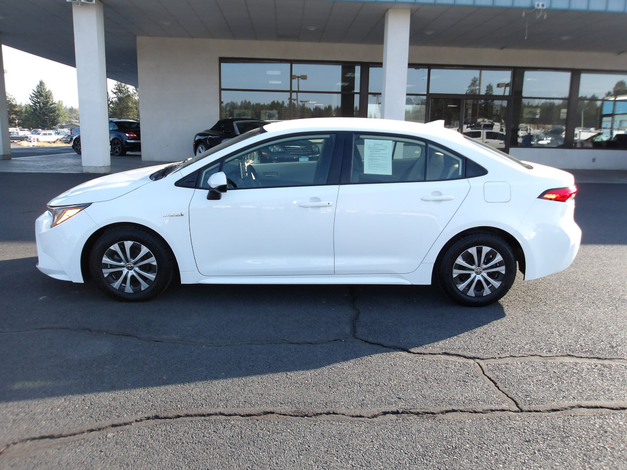 Used 2021 Toyota Corolla LE image 2