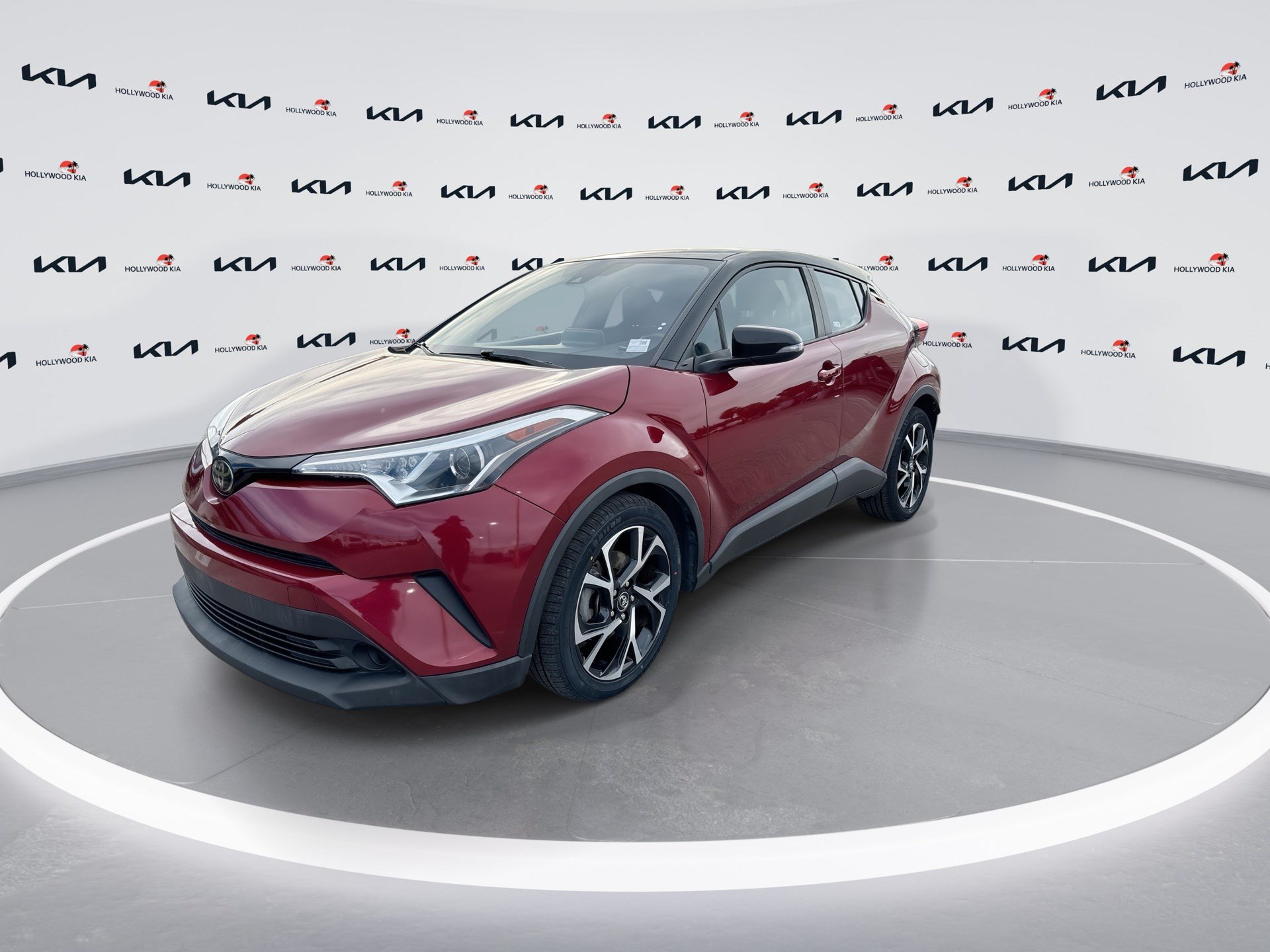 Used 2019 Toyota C-HR XLE FWD image 4