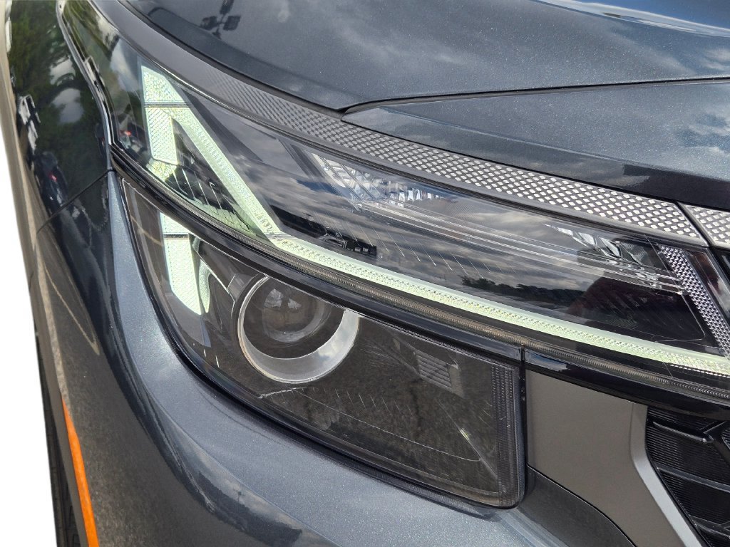 Certified 2025 Kia Seltos X-Line AWD/4WD image 4