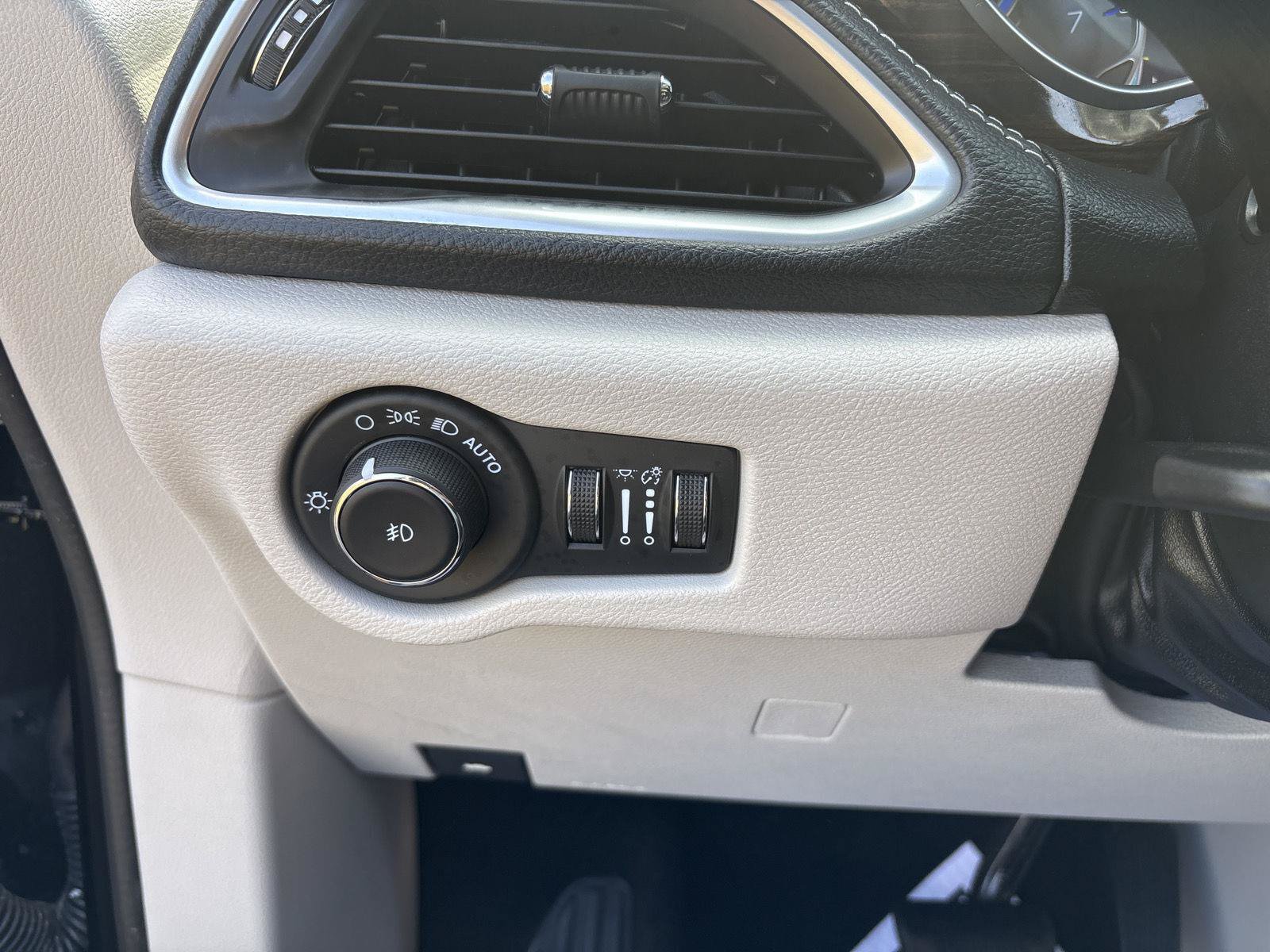 Used 2024 Chrysler Pacifica Limited FWD image 21