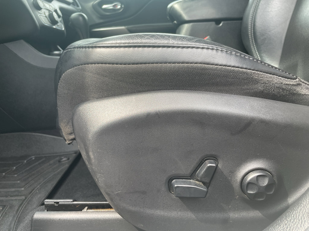 Used 2019 Jeep Cherokee Overland w/ Technology Group AWD/4WD image 11