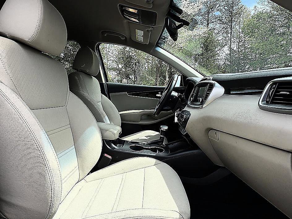 Used 2019 Kia Sorento LX w/ LX Convenience Package image 14