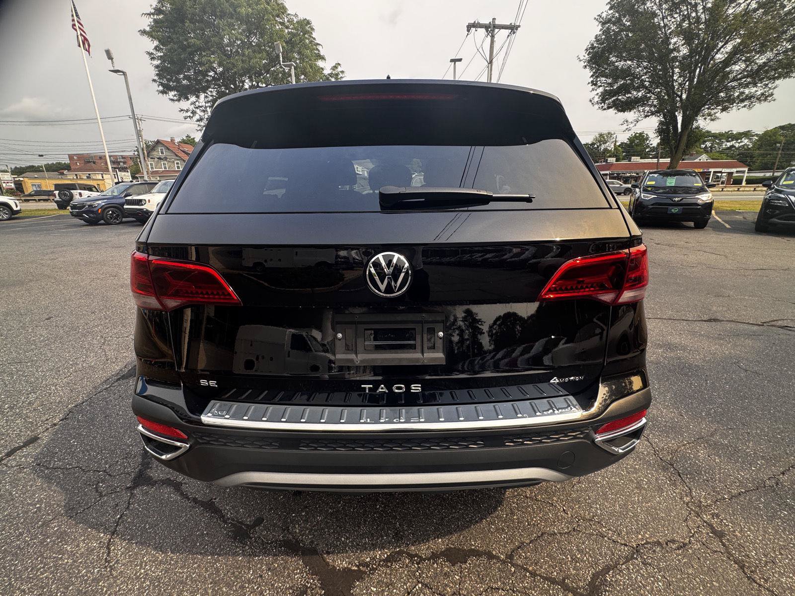 Used 2023 Volkswagen Taos SE w/ Black Wheel Package AWD/4WD image 6