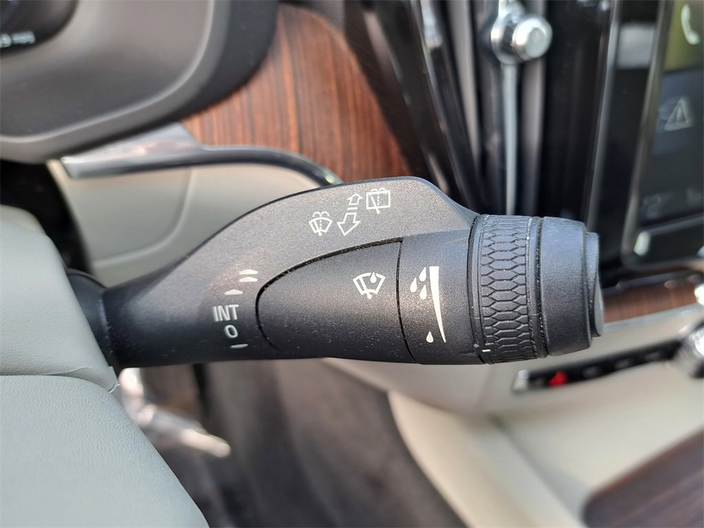 Used 2020 Volvo XC60 T5 Inscription w/ Protection Package image 10