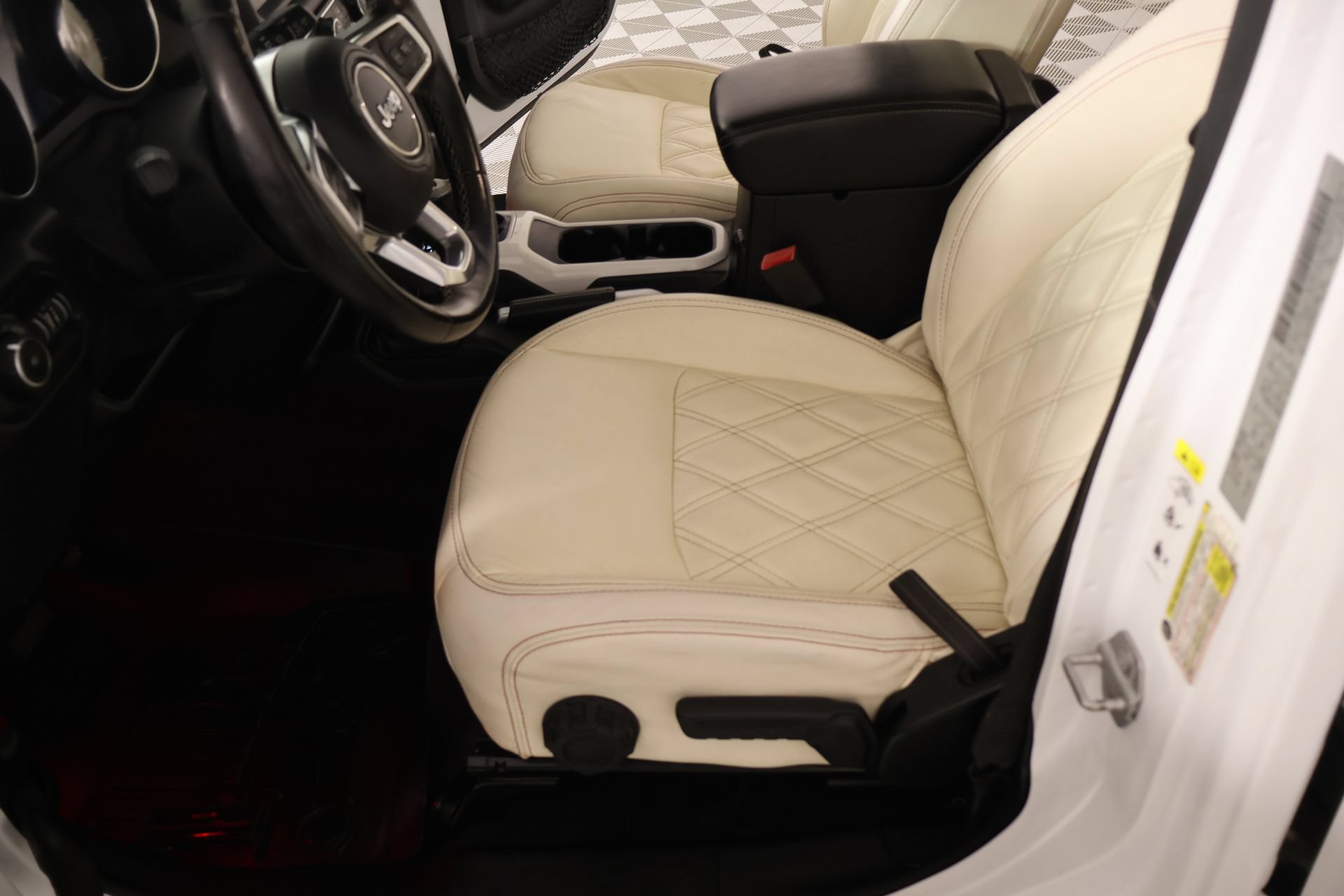 Used 2019 Jeep Wrangler Unlimited Sahara AWD/4WD image 12