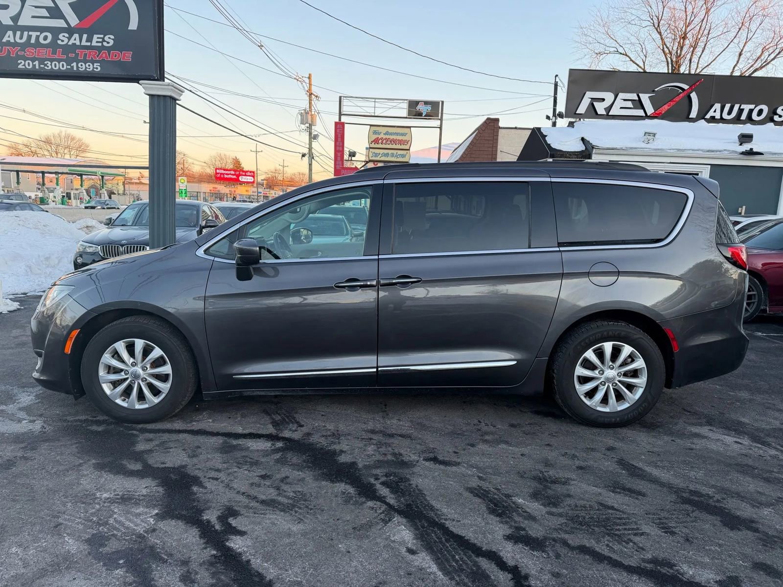 Used 2017 Chrysler Pacifica Touring-L image 2