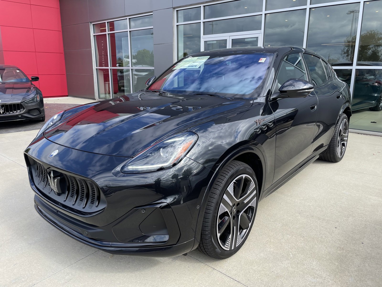 New 2025 Maserati Grecale Folgore image 3