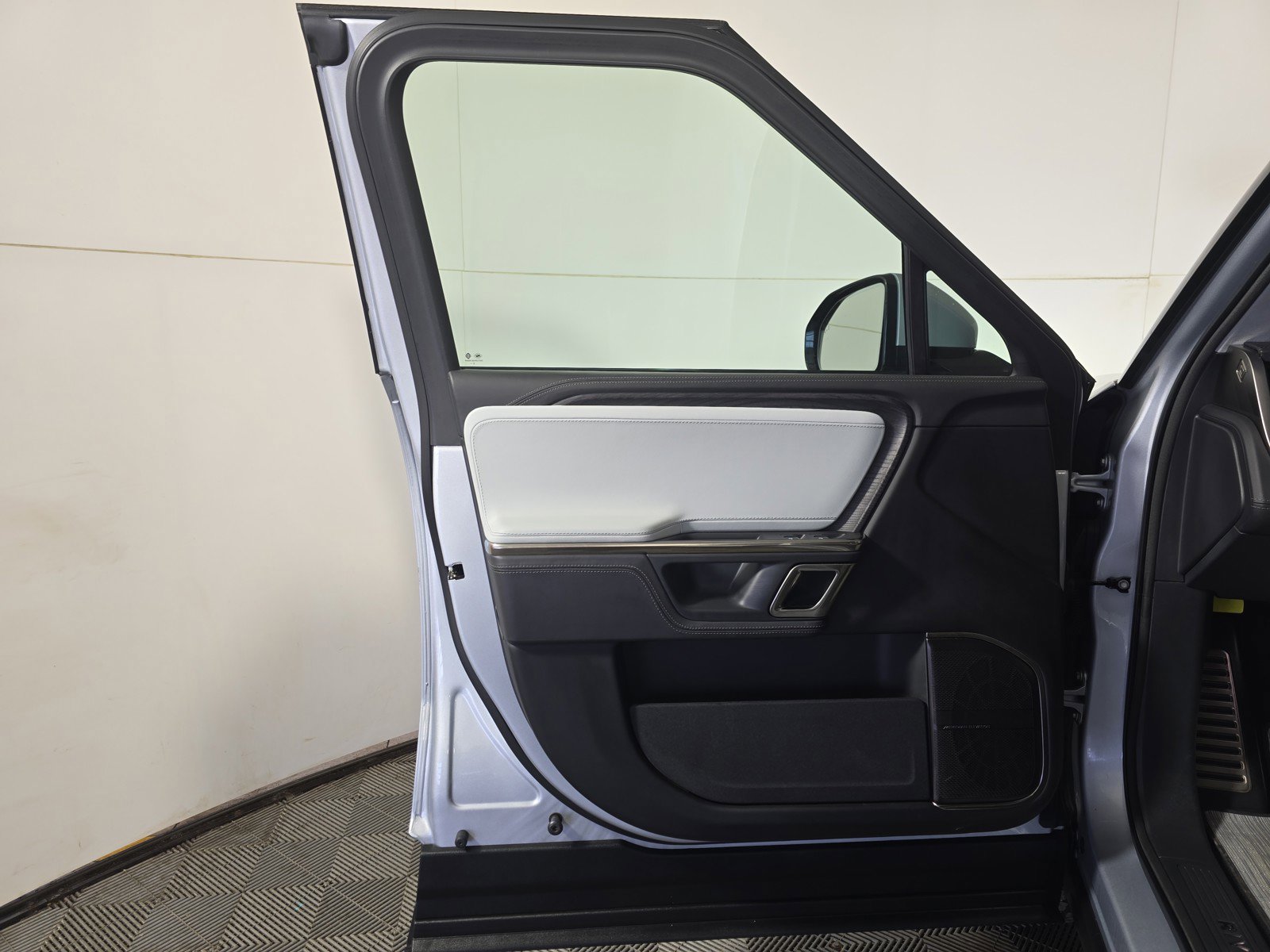 Used 2023 Rivian R1T Launch Edition image 16