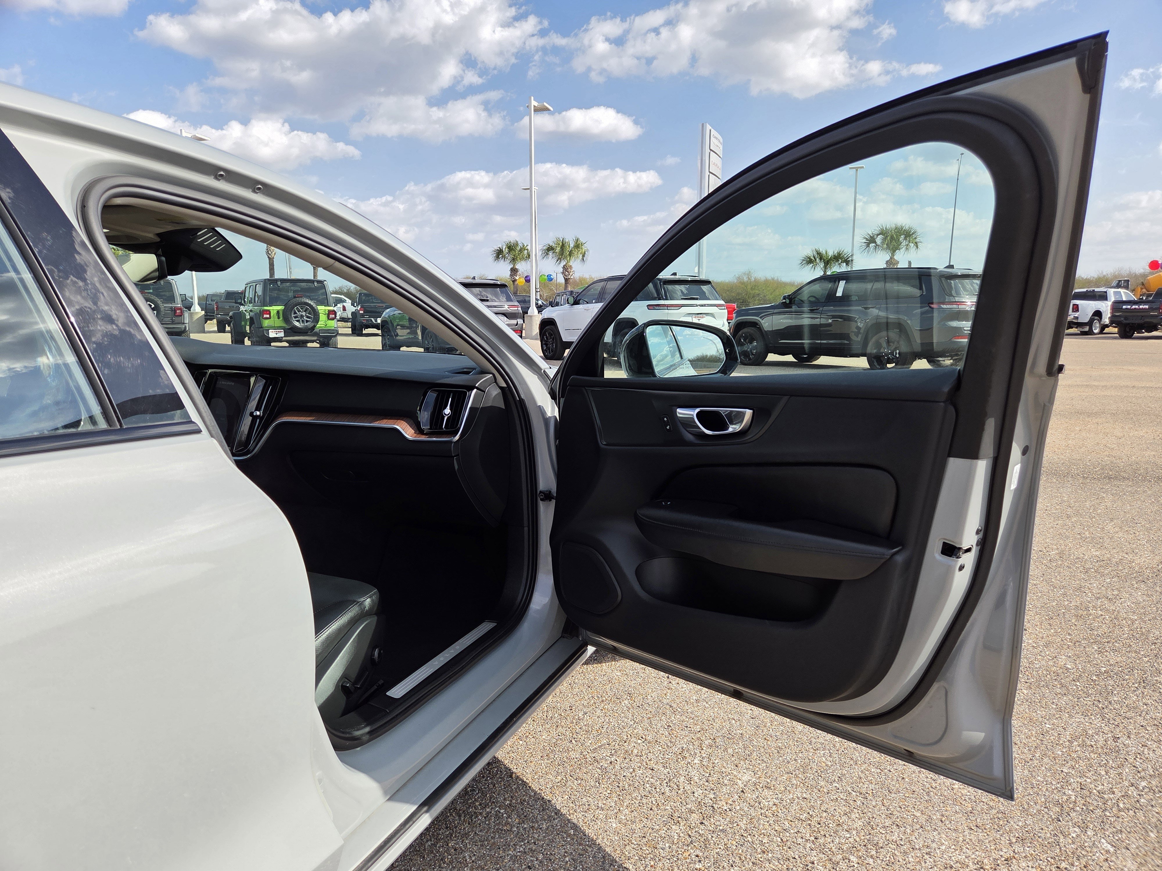 Used 2024 Volvo S60 B5 Plus image 17